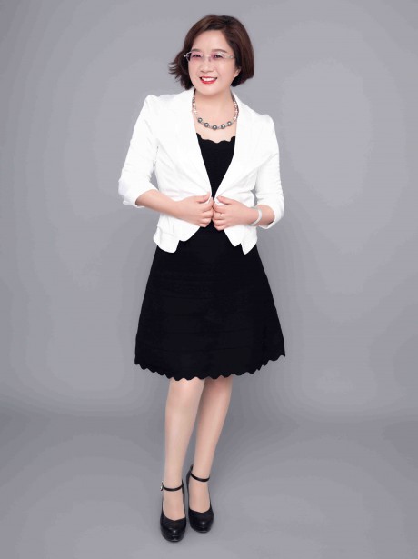 周清馨，女，1971年6月出生，毕业于甘肃政法学院。1996年11月取得律师资格证，执业证号：16201199611954690。现担任甘肃赛莱律师事务所副主任/执行合伙人。现任政协甘肃省委委员、甘肃