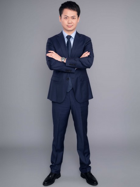 张海心，男，1980年09月26日出生，毕业于上海市华东政法大学。2005年通过国家司法考试并取得法律职业资格，2006年取得律师资格开始执业，执业证号16201200610321972。现任甘肃赛莱