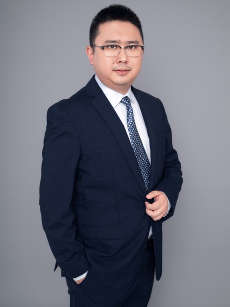 周明波，男，汉族，1984年3月出生，兰州商学院经济学学士，2008年11月通过国家司法考试，现为甘肃赛莱律师事务所专职律师。