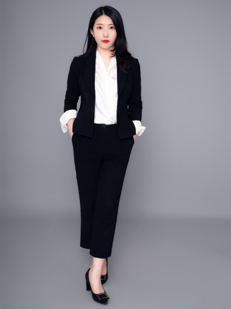 刘茜，女，汉族，2015年通过国家司法考试，现为甘肃赛莱律师事务所专职律师。