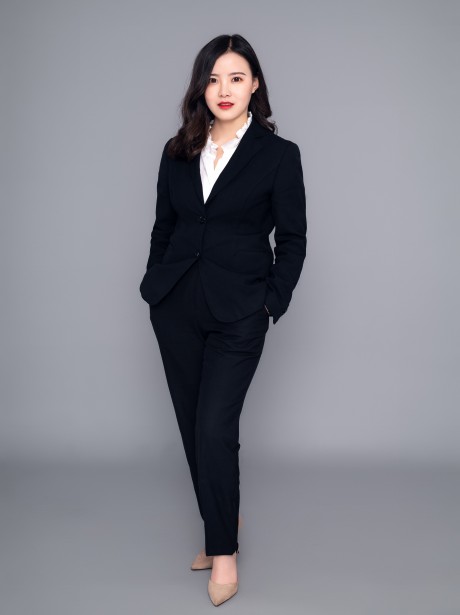何钰辉，女，汉族，2016年通过国家司法考试，现为甘肃赛莱律师事务所专职律师。