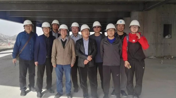 2018年4月1日下午，甘肃赛莱律师事务所建设工程事务部部分律师实地考察了律所的新办公场所。对新的办公场所的房间结构布局进行全面的了解，对工程质量进行全面检验。甘肃赛莱律师事务所新办公场所位于兰州市城关区南滨河东路，天水路北口高速公路高架桥以西的名城广场，新规划办公场地为LOFT结构、占地1000平方米，写字楼独拥滨河美景，环境宜人。