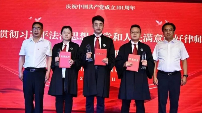 为庆祝中国共产党成立101周年，7月1日下午，甘肃赛莱律师事务所青年律师陈俭参加了由兰州市律师协会举办的“贯彻习近平法治思想做党和人民满意的好律师”青年律师演讲比赛并荣获二等奖，赛莱律所荣获“优秀组织