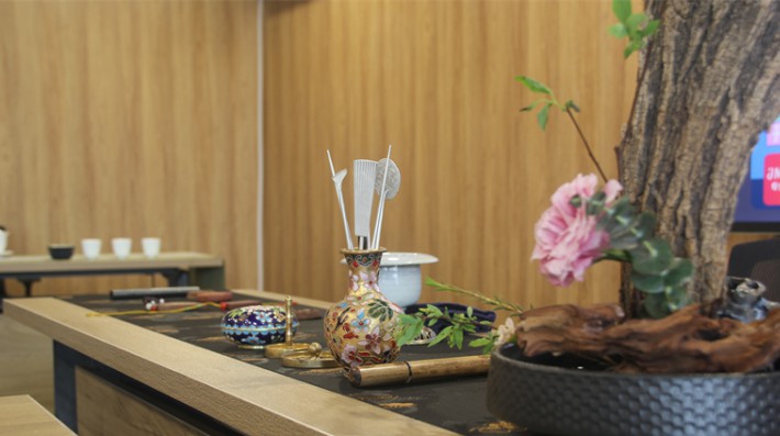 3月8日“国际妇女节”之际，甘肃赛莱律师事务所为了表达对全所女士的关爱与祝福，在本所D区举办了古法手作香牌体验活动。本所女律师、律师助理及行政人员共二十余人参加了本次活动。活动伊始，赵和康主任代表全所