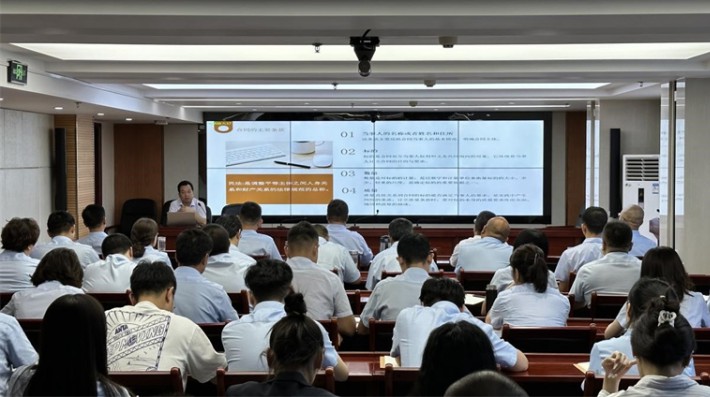 为进一步强化企业法治建设，保障企业实现高质量发展。2023年7月26日，赛莱律所合伙人冯国旭律师应甘肃省交通物资商贸集团有限公司邀请对该公司中高层管理人员及销售人员作题为《以案释法说合同、严格审查防风