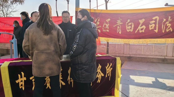 为进一步增强村民法律意识，满足广大村民法律生活需求，促进基层民主法治建设，2023年12月1日，甘肃赛莱律师事务所蒙涛和姜关斌律师赴青白石街道大浪沟村开展“乡村振兴法治同行”普法宣传活动。活动现场，服