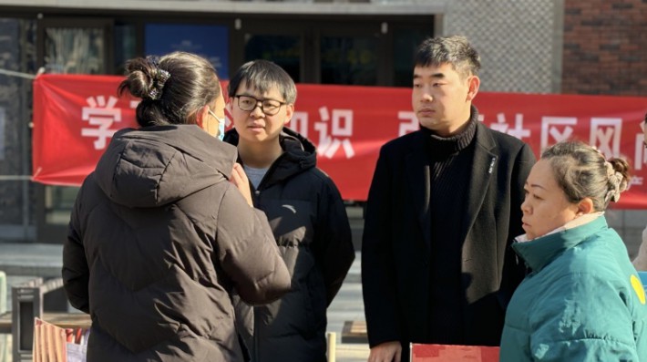 为深入学习贯彻习近平法治思想，进一步弘扬法治精神、彰显宪法权威，2024年12月4日下午，柳家营社区在中天健广场举行了“学习宪法知识，引领社区风尚”为主题的宪法宣传活动。甘肃赛莱律师事务所组织律师进行