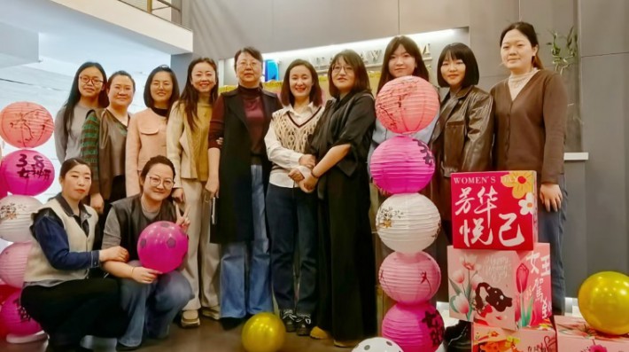 阳春三月，繁花似锦，2025年的妇女节翩然而至。为了向赛莱所全体女士们致以最诚挚的节日祝福，丰富大家的精神文化生活，3月8日上午，甘肃赛莱律师事务所精心组织了一场主题为“春日雅聚，向光同行”的女神节活