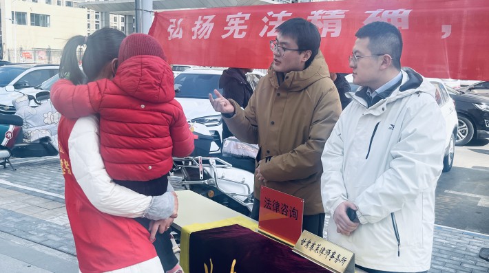 为进一步增强社区居民的法治观念，深入践行普法责任，2025年3月7日，甘肃赛莱律师事务所张博扬、孟啸宇、魏佳红律师赴青白石街道园丁园、舒馨园、雅园社区，开展以“弘扬宪法精神树立宪法权威”为主题的普法宣