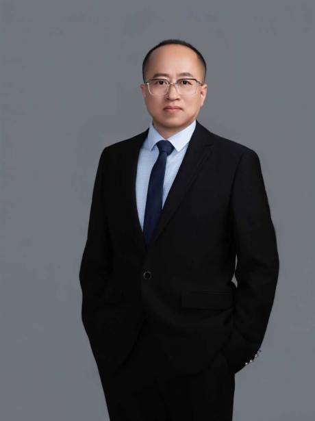 王龙，男，汉族，1982年10月出生，甘肃庆阳人，研究生学历，硕士学位，甘肃赛莱律师事务所律师。主要业务领域为地方立法、法治政府建设、规范性文件备案审查、行政诉讼与行政复议实务等。主要社会兼职有：甘肃