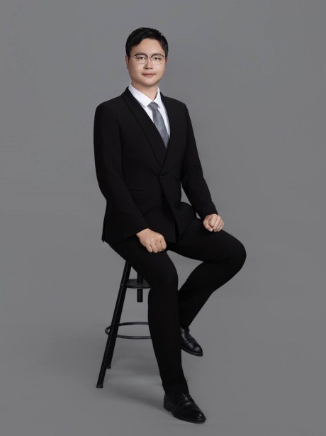 杜玮琦，男，先后就职于海南航空股份有限公司、新加坡FRHI酒店国际集团法务，新东方教育科技有限公司大湾区优能中学班级K12总监、BlaueZederHauptstadt大中华区高级预算经理。现为甘肃赛