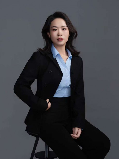 李新姣律师，1998年12月出生，毕业于西北师范大学法学院，2022年通过国家法律职业资格考试。自2021年10月参加工作以来，先后在司法行政机关、法院从事法律咨询及审判实践工作，处理过各类民商事纠纷