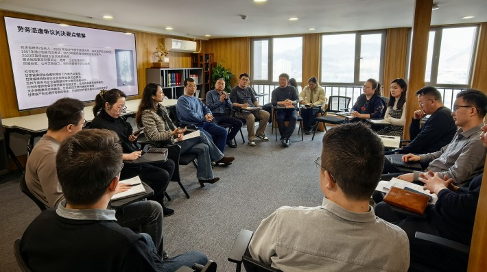 为精准提升青年律师在劳动法细分领域的专业服务能力，助力企业构建合规用工体系，本所于近期举办了“劳务派遣法律实务”专项培训。本次培训由合伙人张金金律师主讲，聚焦劳动法实务，围绕“劳务派遣法律实务精要”与
